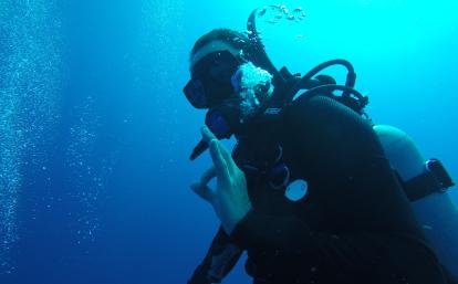 Un adolescente realizando investigación submarina como parte de su voluntariado del medio ambiente para jóvenes en Belice. Durante su voluntariado ambiental para adolescentes, un joven bucea en Belice.